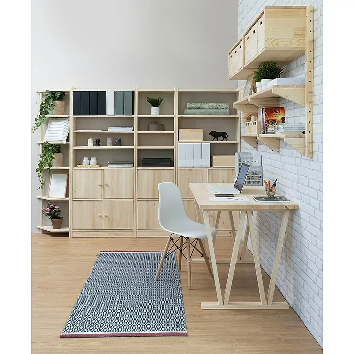 Astigarraga Pata para muebles Bok - L x An x Al: 5,8 x 64 x 75 cm, Natural, 2 posiciones - Elegante espacio de trabajo con escritorio de madera clara, silla blanca y estanterías para almacenamiento.