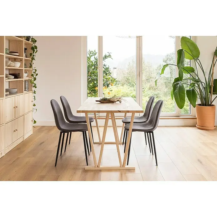 Astigarraga Pata para muebles Bok - L x An x Al: 5,8 x 64 x 75 cm, Natural, 2 posiciones - Una mesa de comedor de madera clara con cuatro sillas grises en una habitación luminosa con grandes ventanales. La mesa tiene un diseño moderno y único.
