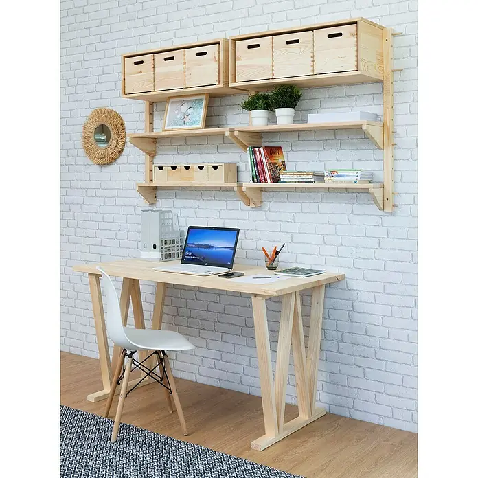 Astigarraga Pata para muebles Bok - L x An x Al: 5,8 x 64 x 75 cm, Natural, 2 posiciones - Escritorio con portátil, silla, estantes y un espejo de pared sobre una pared de ladrillo blanco. El diseño de madera clara crea un ambiente acogedor.