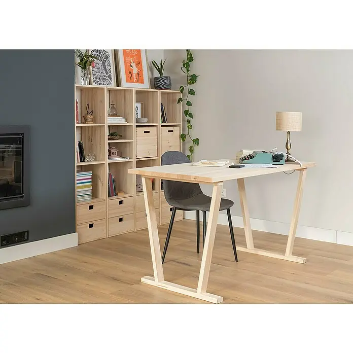 Astigarraga Pata para muebles Bok - L x An x Al: 5,8 x 64 x 75 cm, Natural, 4 posiciones - Escritorio de madera clara con máquina de escribir retro verde menta y estantería a juego que crean un ambiente de trabajo agradable.