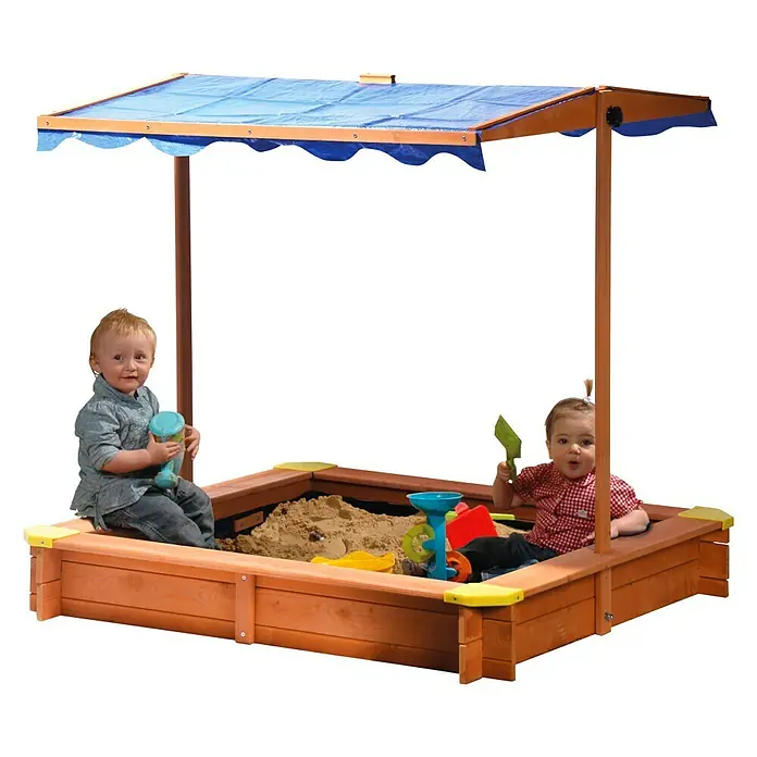 Dobar Sandkasten - 117 x 117 x 117 cm, Holz, Höhenverstellbares Dach - Eine quadratische Sandkiste aus Holz mit blauem Sonnenschutzdach und zwei Kleinkindern, die darin spielen.