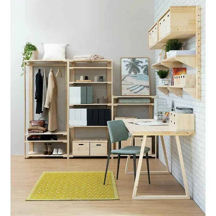 Astigarraga Pata para muebles Bok - L x An x Al: 5,8 x 64 x 75 cm, Natural, 4 posiciones - Una habitación luminosa con estanterías de madera, escritorio y una silla verde sobre una alfombra amarilla.