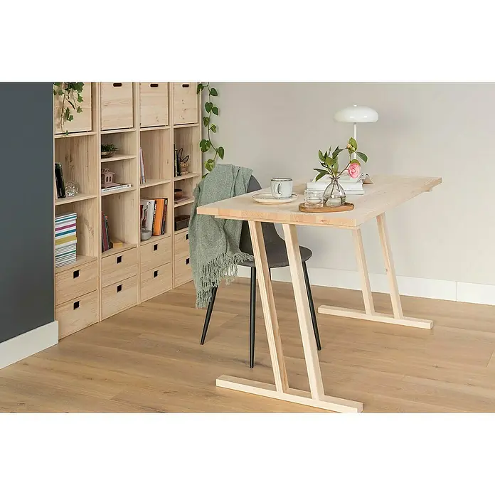 Astigarraga Pata para muebles Bok - L x An x Al: 5,8 x 64 x 75 cm, Natural, 4 posiciones - Un escritorio de madera clara con patas en ángulo se alza frente a una estantería en un estudio acogedor. Elementos decorativos adornan la mesa.
