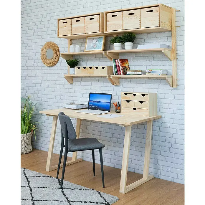 Astigarraga Pata para muebles Bok - L x An x Al: 5,8 x 64 x 75 cm, Natural, 4 posiciones - Un espacio de oficina en casa luminoso con escritorio de madera clara, estantes y silla gris contra una pared de ladrillo blanco, ambiente acogedor.