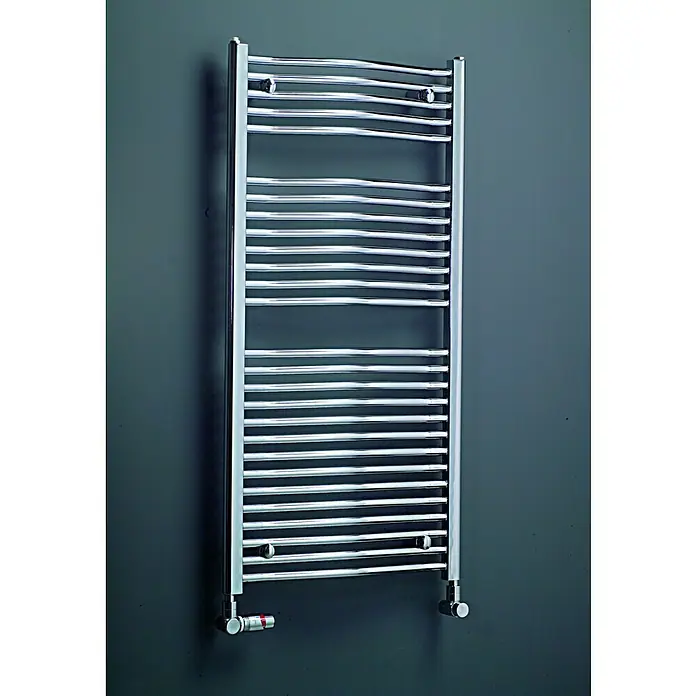 Ximax Badheizkörper C3 - B x H: 600 x 1.732 mm, Wärmeleistung bei Vorlauftemperatur von 75 °C (D: 50): 581 W - Ein moderner, verchromter Handtuchwärmer ist an einer grauen Wand montiert, der für warme und trockene Handtücher im Badezimmer sorgt.