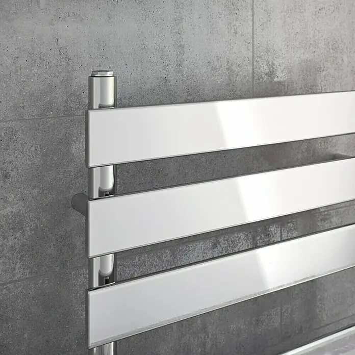 Ximax Designheizkörper C7 - B x H: 500 x 950 mm, Wärmeleistung bei Vorlauftemperatur von 75 °C (D: 50): 236 W - Detailansicht eines modernen Handtuchwärmers mit glänzenden, horizontalen Stangen vor einer grauen Wand.