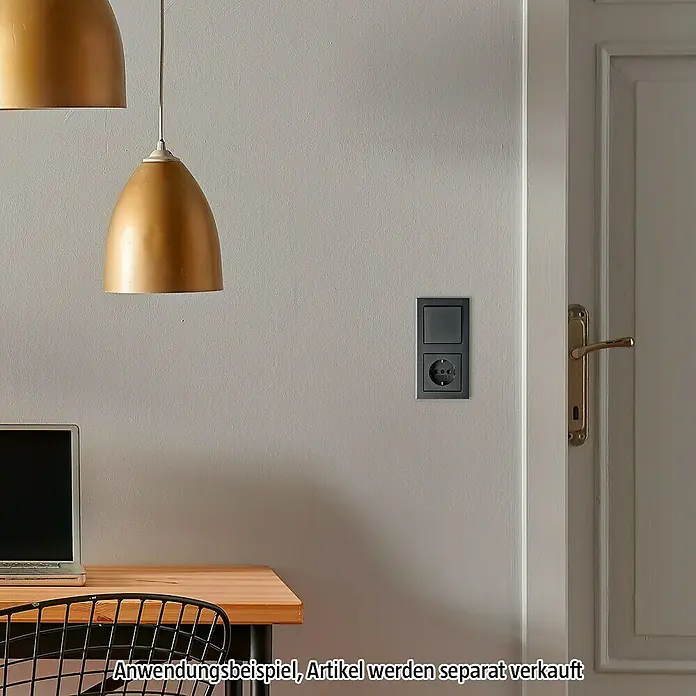 Gira E2 Abdeckrahmen 021223 - Anthrazit, 2-fach, Kunststoff - Dunkelgraue Steckdose und Schalter an einer Wand, neben einer Tür und unter goldenen Hängelampen.