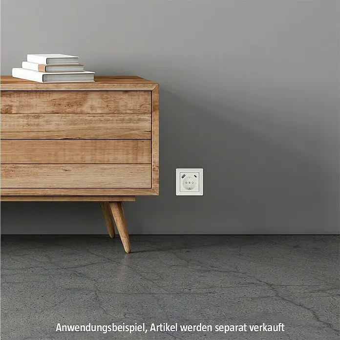 USB-Steckdose Typ A/C Standard - Erhöhter Berührungsschutz, Kunststoff, Unterputzmontage - Nahaufnahme einer weißen Steckdose an einer grauen Wand neben einer Holzkommode.