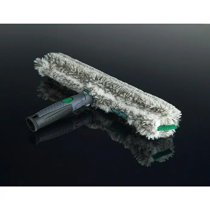 Unger ErgoTec Glasreinigungs-Set Ninja 4in1 Advanced Kid4 -tlg. - Ein Fensterwischer mit einem grauen, flauschigen Bezug und einem schwarzen Griff wird auf einer glänzenden Oberfläche präsentiert.