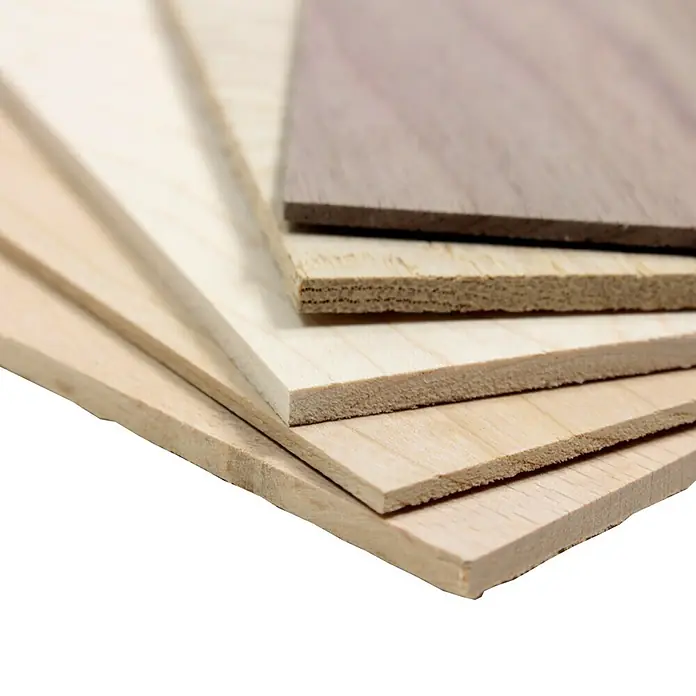 Bastelfurnier 300 Gemischt - 300 x 145 mm, Stärke: 4 mm, 5 Stk. - Verschiedene Holzfurniere, gestapelt und zur Ansicht präsentiert. Sie zeigen unterschiedliche Maserungen und Holzarten.