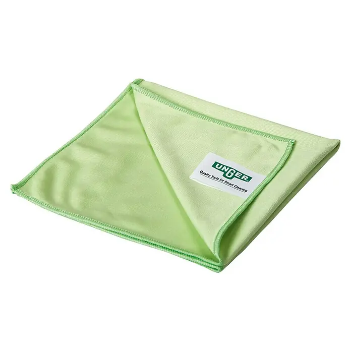 Unger ErgoTec Glasreinigungs-Set 6in1 Complete Kit - 6 -tlg. - Ein hellgrünes Unger-Mikrofasertuch, gefaltet, mit sichtbarem Etikett, das die hohe Qualität und Effizienz für eine intelligente Reinigung verspricht.
