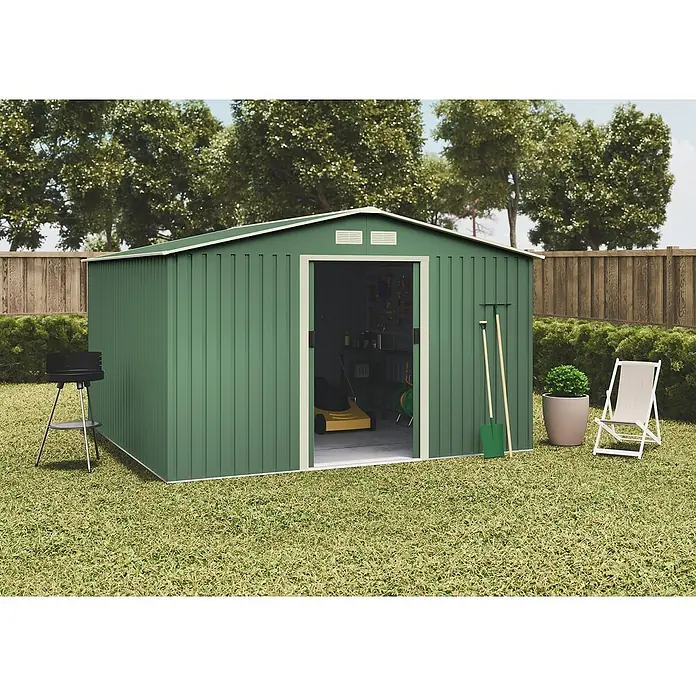 Hoggar Caseta de jardín Lauters - Medidas ext. (An x Pr): 322 x 324 cm, Verde, Metal, Área: 10,2 m² - Amplio cobertizo de jardín verde con puerta abierta, parrilla, herramientas de jardinería y silla en el jardín. Almacenamiento ideal.