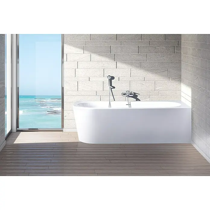 Ottofond Whirlpool Siesta Corner178 x 78 cm, Sanitäracryl, Weiß, Silent, Linksseitig - Elegante Badewanne in einem modernen Badezimmer mit Meerblick. Die freistehende Wanne ist ein Blickfang.