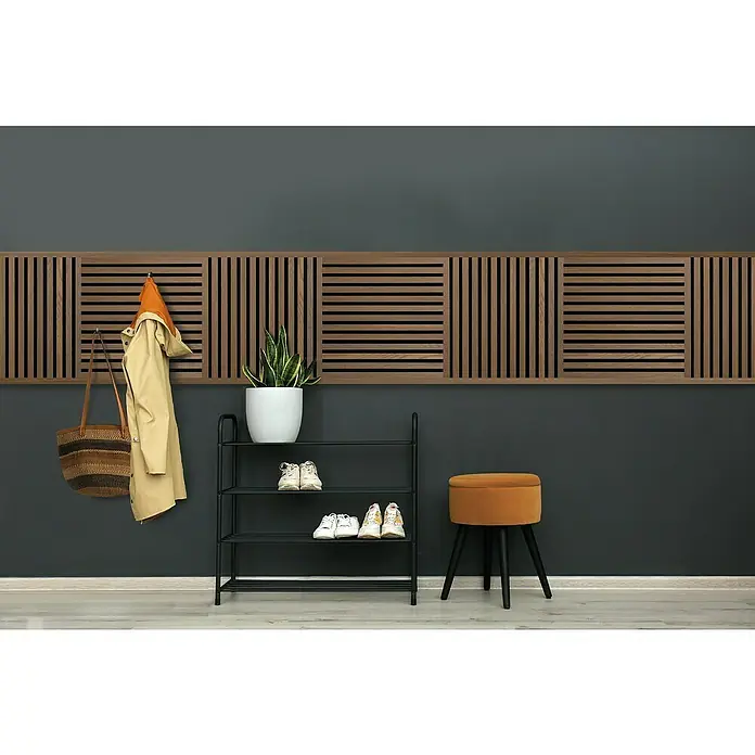 FibroTech Akustikpaneel SQUARE - Oiled Oak, 520 x 520 x 22 mm - Moderner Flur mit einer Schuhablage aus Metall, einem orangefarbenen Hocker und einer Holzpaneel-Wand.