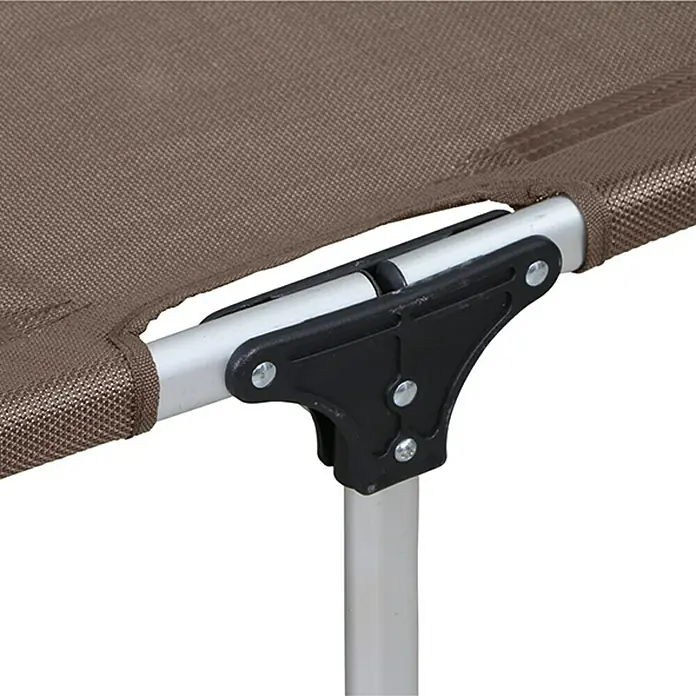 Siena Garden Gartenliege Sole Extra groß - Taupe, Aluminium, Rückenlehne verstellbar - Nahaufnahme eines Feldbetts mit braunem Stoffbezug und silberfarbenem Metallgestell, das Stabilität und Komfort bietet.