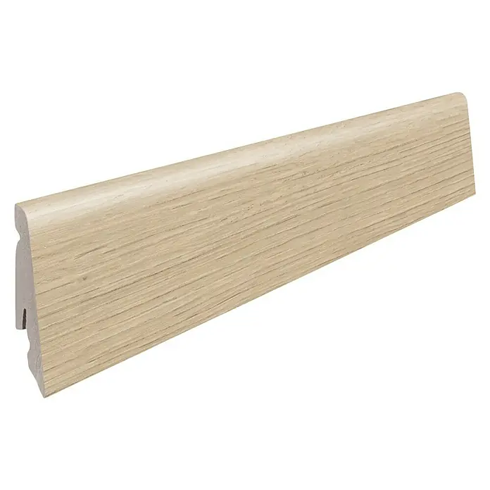 Living by Haro Sockelleiste Eiche Langley creme - 220 cm x 19 mm x 58 mm, MDF - Nahaufnahme einer Holzfußleiste, die ihre Maserung und Form hervorhebt, ideal für Boden- und Wandgestaltungen.