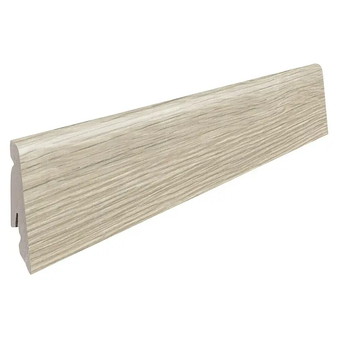 Living by Haro Sockelleiste Eiche Edmonton - 220 cm x 19 mm x 58 mm, MDF - Nahaufnahme einer hellen Holzfußleiste, die die Maserung und Form des Sockels hervorhebt. Ideal für die Innenausstattung.