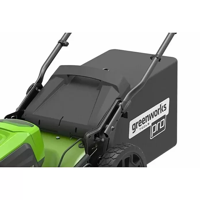 Greenworks 60V Akkusystem Akku-Rasenmäher GD60LM46SP - 60 V, 1 Akku, 4 Ah, Schnittbreite: 46 cm - Dunkelgrauer Greenworks Pro Rasenmäher-Grasfangkorb, verbunden mit einem grünen Mähergehäuse.
