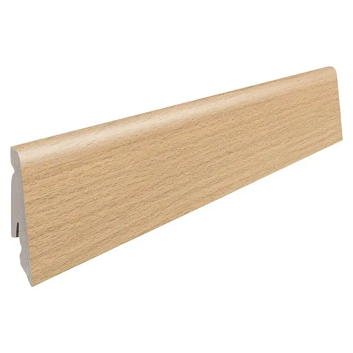 Living by Haro Sockelleiste Buche - 220 cm x 19 mm x 58 mm, MDF, Buche - Nahaufnahme einer hellbraunen, hölzernen Fußleiste mit abgerundeter Oberkante vor schwarzem Hintergrund, ideal für jeden Raum.