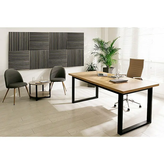 FibroTech Akustikpaneel SQUARE - Grey Oak, 520 x 520 x 22 mm - Büro mit großem Holztisch mit schwarzem Metallgestell, zwei Stühlen und dekorativer Wandverkleidung. Helle und moderne Büroeinrichtung mit Pflanzen.