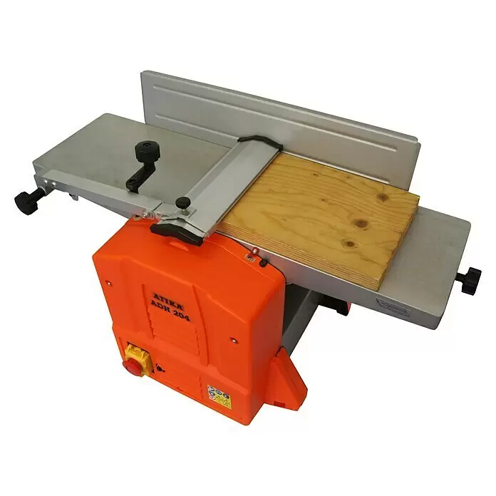 Atika Hobelmaschine ADH 204 - 1.500 W - Orange-silberne Hobelmaschine mit einem Holzbrett auf dem Tisch.
