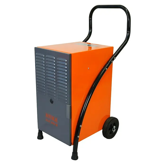 Atika Bautrockner ALE 300 N - Entfeuchtungsleistung: 30 l/Tag, Raumgröße: 7 m² - 50 m² - Der Atika ALE 500 N Bautrockner in Orange und Grau, ein robustes Gerät mit Griff und Rädern für einfache Handhabung auf Baustellen.