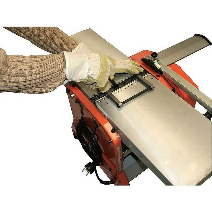 Atika Hobelmaschine ADH 204 - 1.500 W - Nahaufnahme einer Hobelmaschine mit Person, die Handschuhe trägt. Gut geeignet für Holzbearbeitungsprojekte.