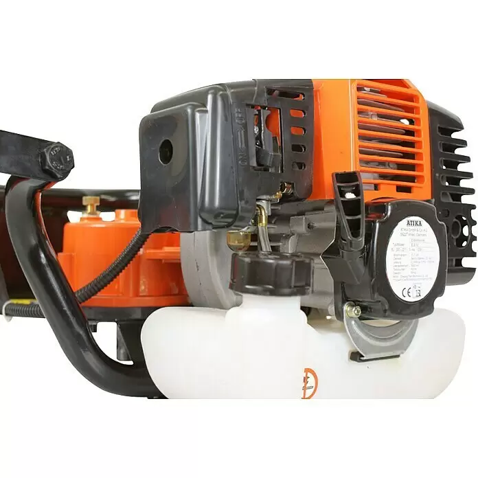Atika Erdlochbohrer ELB 52 - 2,2 kW - Oranger und schwarzer Kleinmotor mit weißem Kraftstofftank, Vergaser und sichtbaren Bedienelementen.