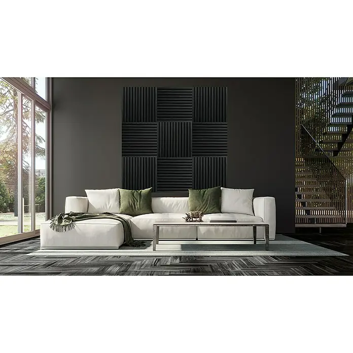 FibroTech Akustikpaneel SQUARE - Black Oak, 520 x 520 x 22 mm - Elegantes Wohnzimmer mit schallabsorbierenden Wandpaneelen in Schwarz, die für eine stilvolle und akustisch optimierte Umgebung sorgen.