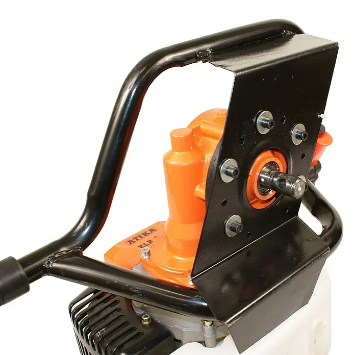 Atika Erdlochbohrer ELB 52 - 2,2 kW - Nahaufnahme einer ATIKA ELB Bodenhacke mit orangefarbenem Getriebe und schwarzem Schutzgehäuse, ideal für Gartenarbeiten.