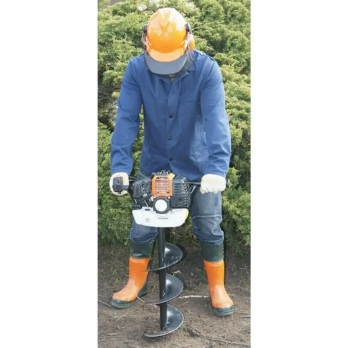 Atika Erdlochbohrer ELB 52 - 2,2 kW - Eine Person bedient einen Erdlochbohrer mit einem Benzinmotor, um ein Loch in den Boden zu bohren. Der Bediener trägt Schutzausrüstung.