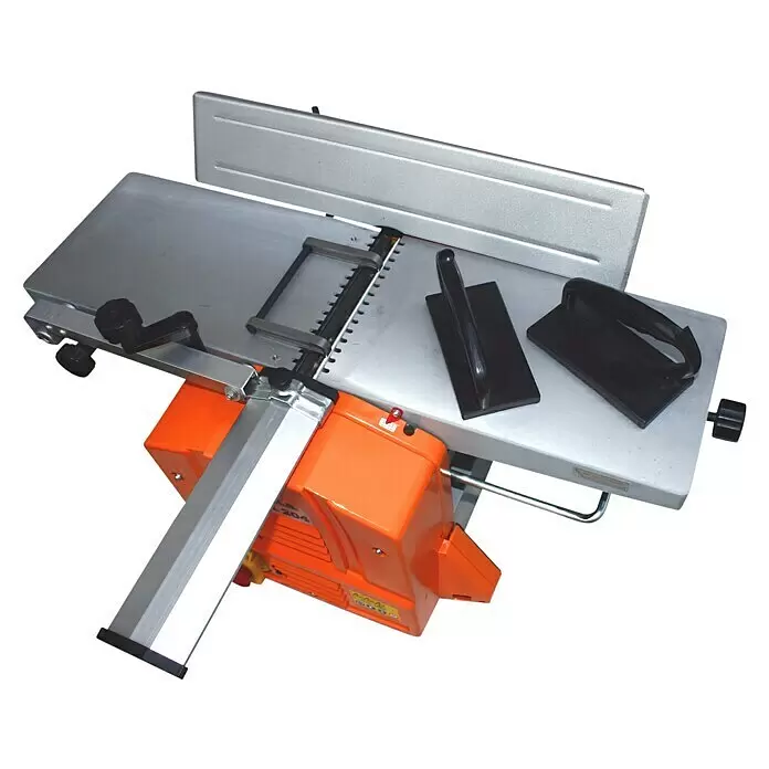 Atika Hobelmaschine ADH 204 - 1.500 W - Orange-silberne Hobelmaschine mit flachem Arbeitstisch, verstellbarem Anschlag und zwei schwarzen Schiebestöcken.