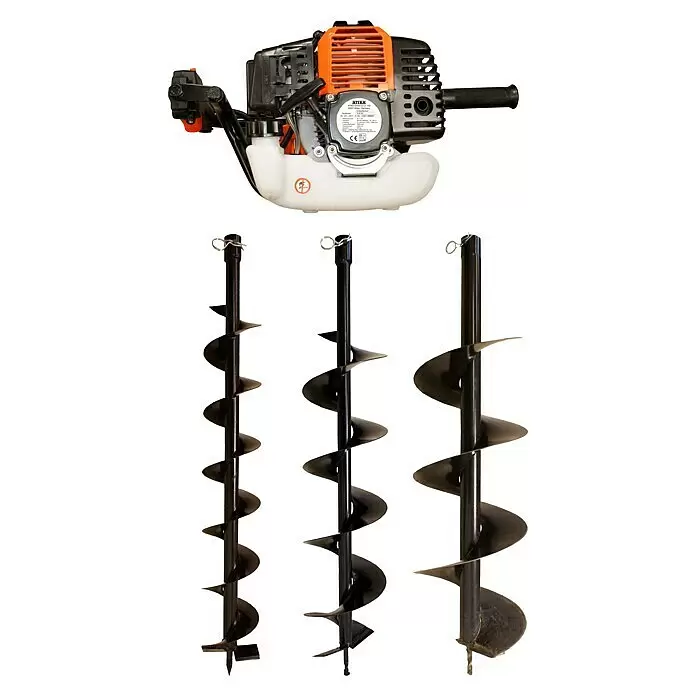 Atika Erdlochbohrer ELB 52 - 2,2 kW - Ein Benzin-Erdbohrer mit orange-schwarzer Motoreinheit und drei schwarzen Metallbohrern verschiedener Größen.