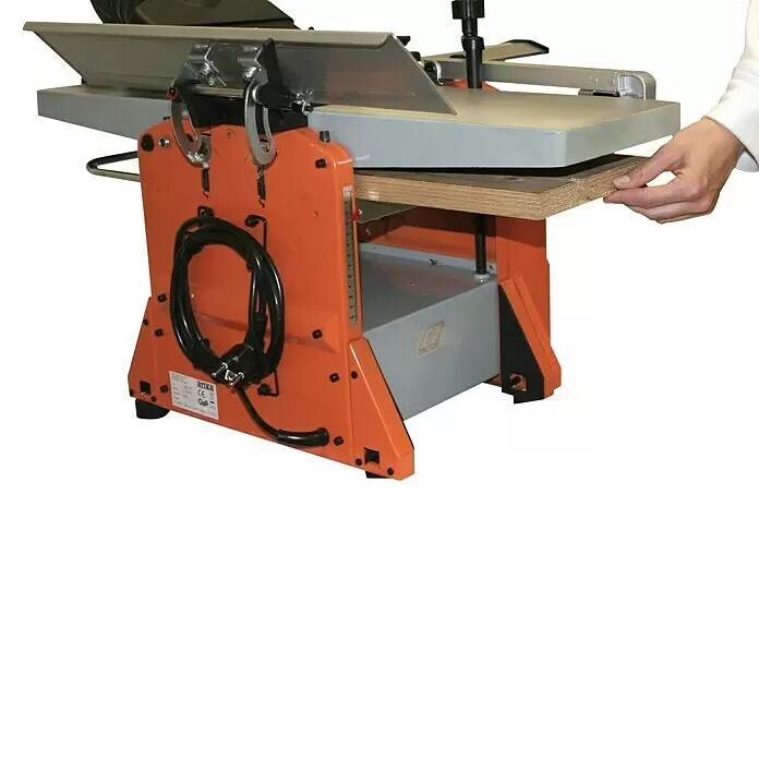 Atika Hobelmaschine ADH 204 - 1.500 W - Orange-graue Holzbearbeitungshobelmaschine, eine Hand führt ein Holzbrett ein.