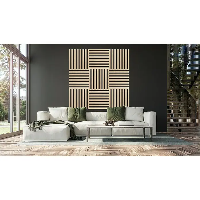 FibroTech Akustikpaneel SQUARE - Light Oak, 520 x 520 x 22 mm - Wohnzimmer mit modernem Sofa und dekorativer Holzpaneelwand. Die Holzpaneele sind ein echter Hingucker und verleihen dem Raum Wärme.