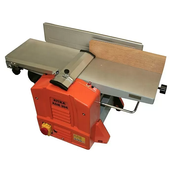Atika Hobelmaschine ADH 204 - 1.500 W - Orange-silberne Holzfräsmaschine/Hobelmaschine mit einem Holzstück auf dem Tisch, aus erhöhter Perspektive.