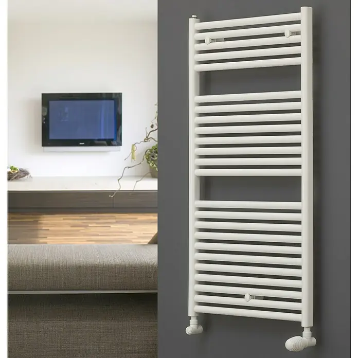 Ximax Badheizkörper Lux - B x H: 600 x 732 mm, Wärmeleistung bei Vorlauftemperatur von 75 °C (D: 50): 439 W - Weißer Handtuchwärmer an grauer Wand, der im Badezimmer für warme Handtücher sorgt und ein modernes Design bietet.