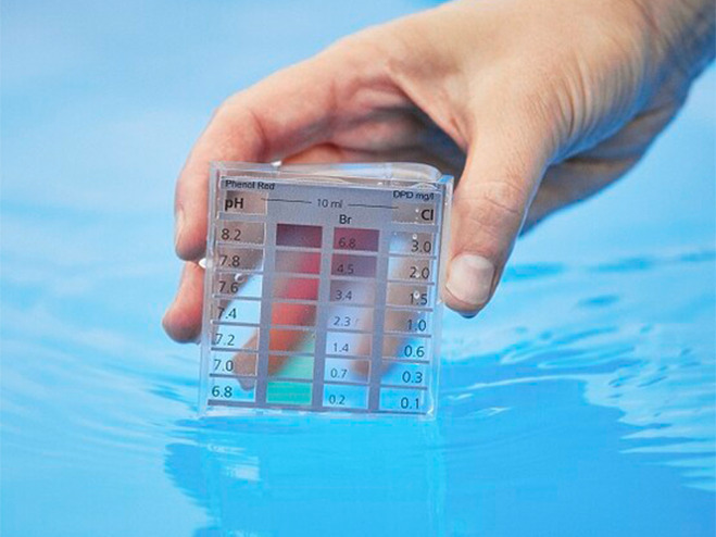 pH Test im Pool