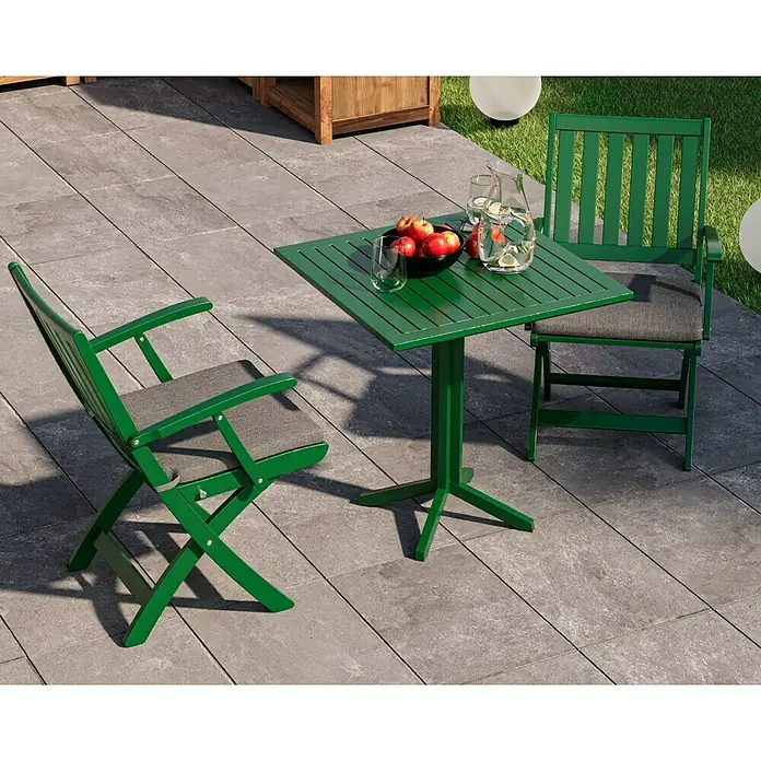 swingcolor Mix Buntlack Kunstharz für Außen zum Mischen lassen - Basismischfarbe 1, Seidenmatt, 750 ml, Lösemittelbasiert - Grüne Gartensitzgruppe mit Tisch, zwei Stühlen, Obstschale und Getränken auf einer gepflasterten Terrasse für entspannte Stunden im Freien.