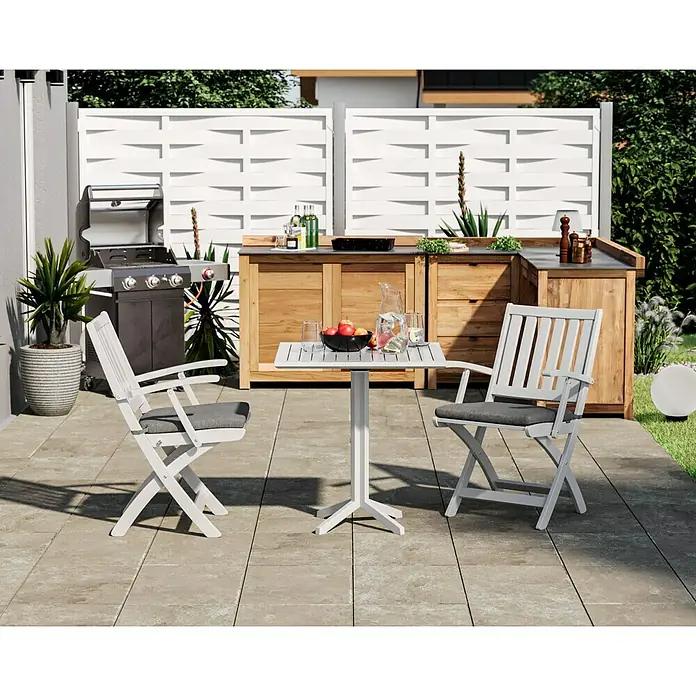 swingcolor Buntlack Kunstharz für Außen - Altweiß, Seidenmatt, 125 ml, Lösemittelbasiert - Ein einladender Außenbereich mit einem weißen Gartentisch und passenden Klappstühlen mit grauen Kissen für gemütliche Stunden im Freien.