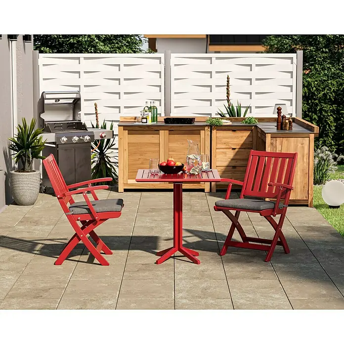 swingcolor Buntlack Kunstharz für Außen - Feuerrot, Seidenmatt, 125 ml, Lösemittelbasiert - Ein roter Gartentisch mit zwei Stühlen, ideal für Mahlzeiten im Freien und Entspannung.