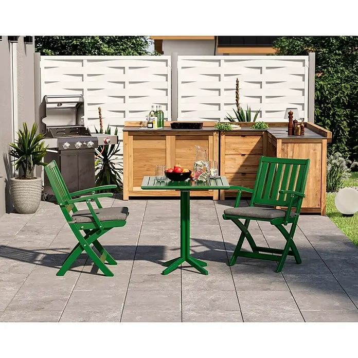 swingcolor Buntlack Kunstharz für Außen - Laubgrün, Seidenmatt, 750 ml, Lösemittelbasiert - Ein Gartenset mit einem grünen Tisch und passenden Stühlen mit grauen Kissen vor einer modernen Terrasse.