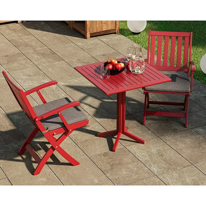 swingcolor Buntlack Kunstharz für AußenFeuerrot, Seidenmatt, 375 ml, Lösemittelbasiert - Rote Gartengarnitur mit zwei Stühlen und einem Tisch, ideal für entspannte Stunden im Freien und gemütliche Mahlzeiten im Garten.