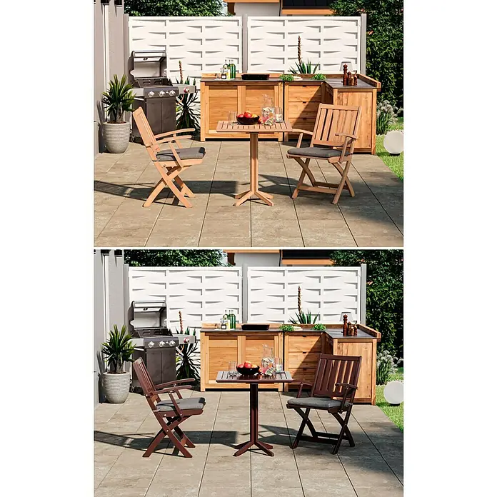 swingcolor Buntlack Kunstharz für Außen - Schokobraun, Seidenmatt, 125 ml, Lösemittelbasiert - Gartentisch-Set mit zwei Stühlen. Das Set besteht aus Holz und hat graue Sitzkissen. Das Holz ist hellbraun, Tisch quadratisch.