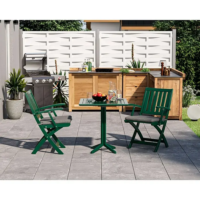 swingcolor Buntlack Kunstharz für Außen - Moosgrün, Seidenmatt, 750 ml, Lösemittelbasiert - Ein grünes Gartenmöbel-Set mit Klappstühlen und quadratischem Tisch auf einer Terrasse, ideal für entspannte Stunden im Freien.