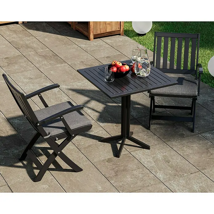 swingcolor Mix Buntlack Kunstharz für Außen zum Mischen lassen - Basismischfarbe 1, Seidenmatt, 750 ml, Lösemittelbasiert - Ein quadratischer Gartentisch mit zwei Stühlen mit grauen Kissen, perfekt für entspannte Stunden im Freien.