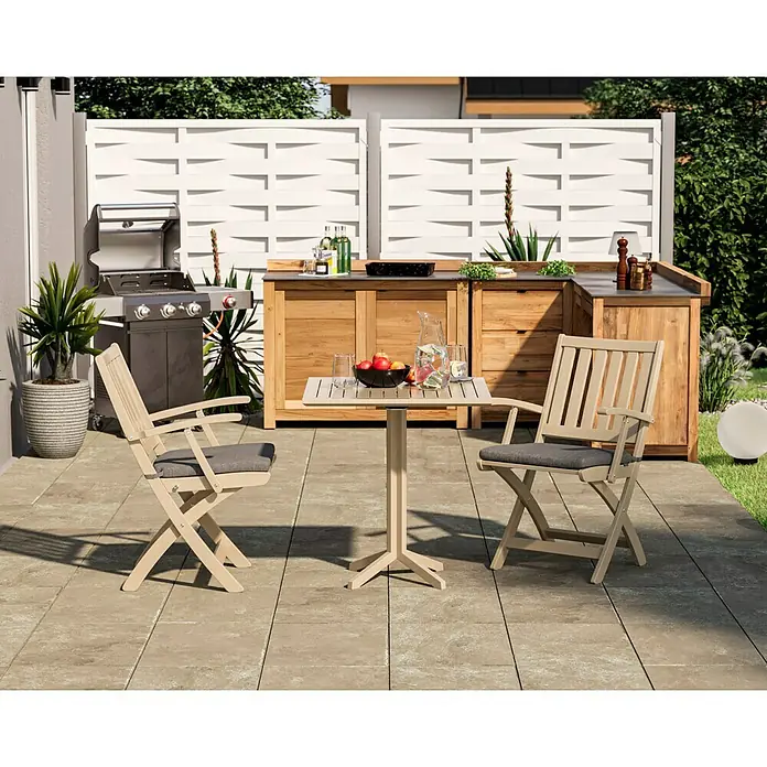 swingcolor Buntlack Kunstharz für Außen - Hellelfenbein, Seidenmatt, 750 ml, Lösemittelbasiert - Ein Gartenset mit Tisch und zwei Stühlen auf einer gepflasterten Terrasse, ideal für Mahlzeiten im Freien.