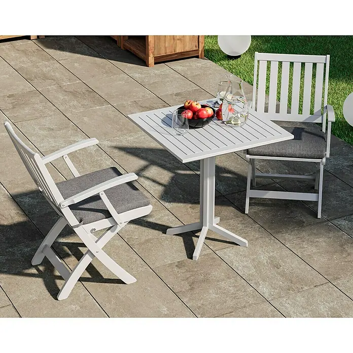swingcolor Mix Buntlack Kunstharz für Außen zum Mischen lassen - Basismischfarbe 1, Seidenmatt, 750 ml, Lösemittelbasiert - Gartenset mit einem weißen Tisch und zwei Stühlen mit grauen Kissen, ideal für entspannte Stunden im Freien.