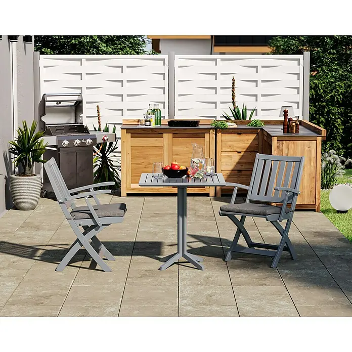 swingcolor Buntlack Kunstharz für AußenSilbergrau, Seidenmatt, 750 ml, Lösemittelbasiert - Ein einladender Essbereich im Freien mit einem stilvollen grauen Gartentisch und passenden Stühlen, perfekt für Mahlzeiten im Freien.