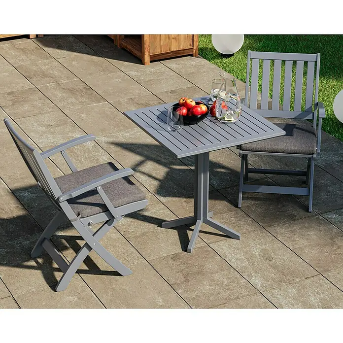 swingcolor Mix Buntlack Kunstharz für Außen zum Mischen lassen - Basismischfarbe 1, Seidenmatt, 750 ml, Lösemittelbasiert - Graues Gartenset mit Tisch, zwei Stühlen mit grauen Auflagen, Obstschale und Karaffe mit Gläsern auf einer Terrasse.